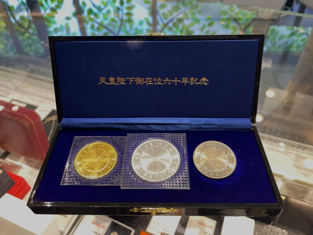 純銀銀御在位60年記念10000円銀貨　4枚　他5000円銀貨　1枚
