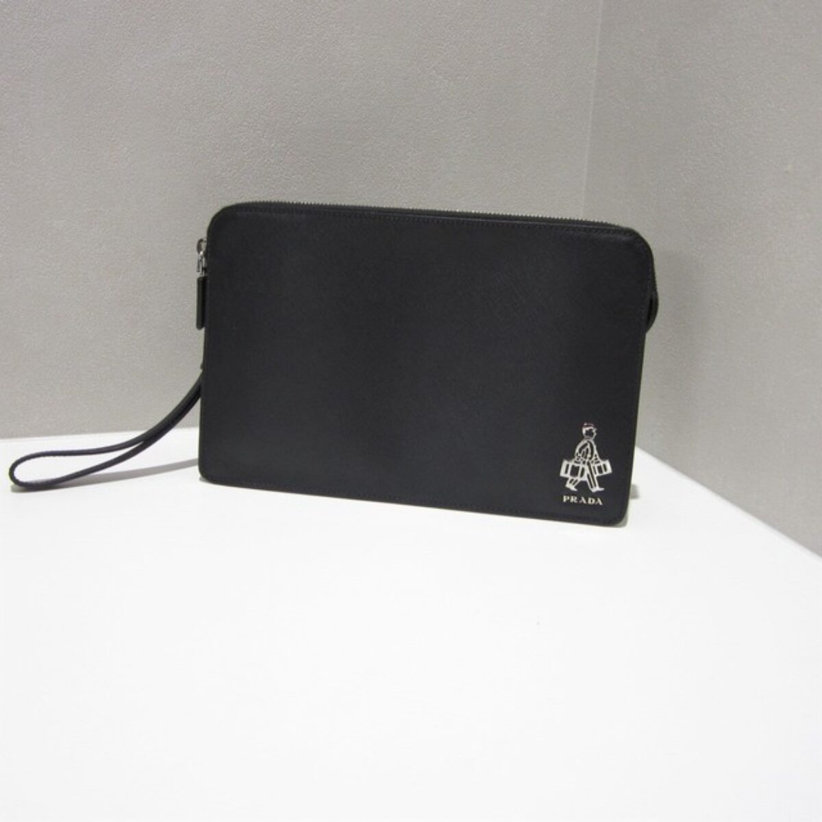 ☆超美品☆PRADA サフィアーノレザー クラッチバッグ  黒 2VF056