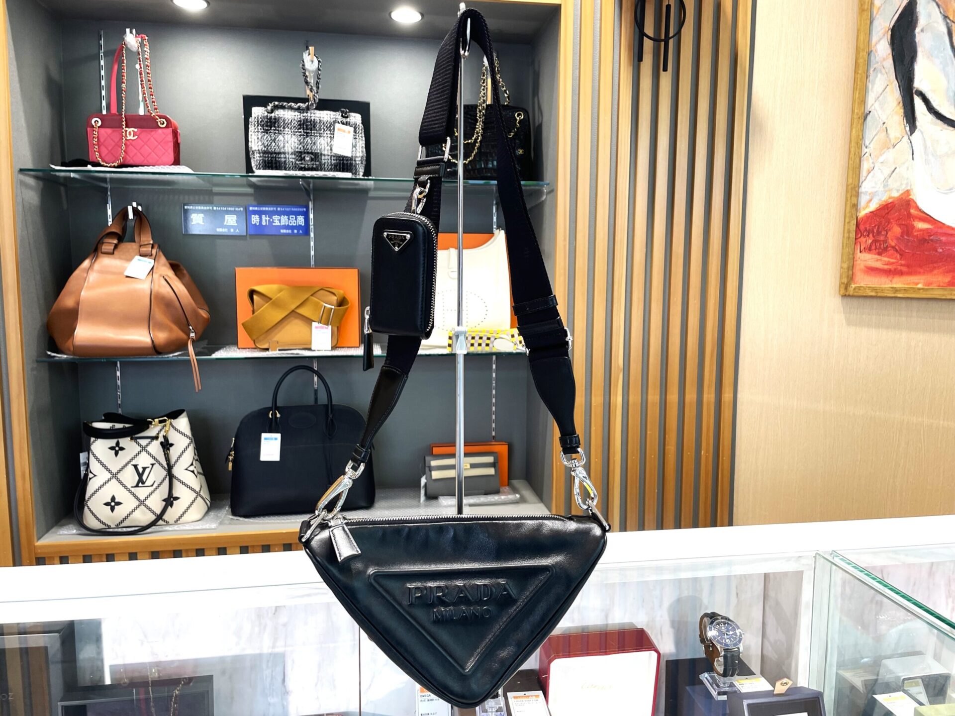 プラダ【PRADA】トライアングル レザー ボディバッグ を名古屋市