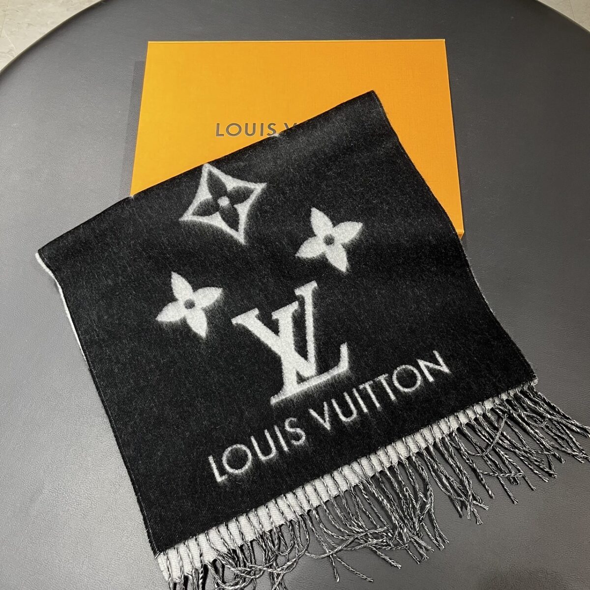 ルイヴィトン LOUIS VUITTON マフラー レイキャビック M71040】をお