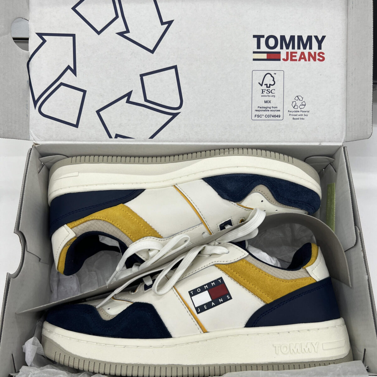 TOMMY　JEANS