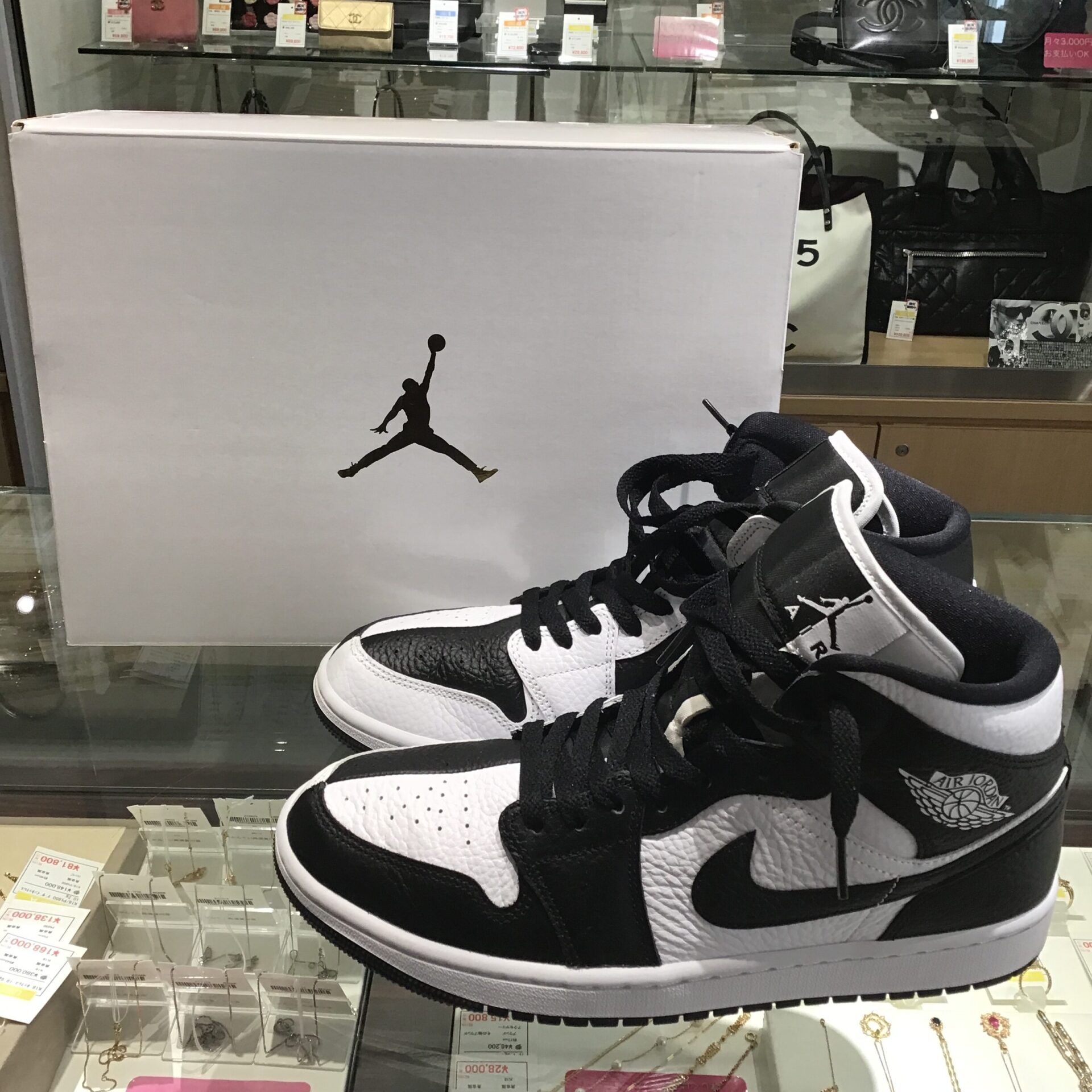 NIKE（ナイキ） DR0501-101 WMNS AIR JORDAN 1 MID SE エア ジョーダン