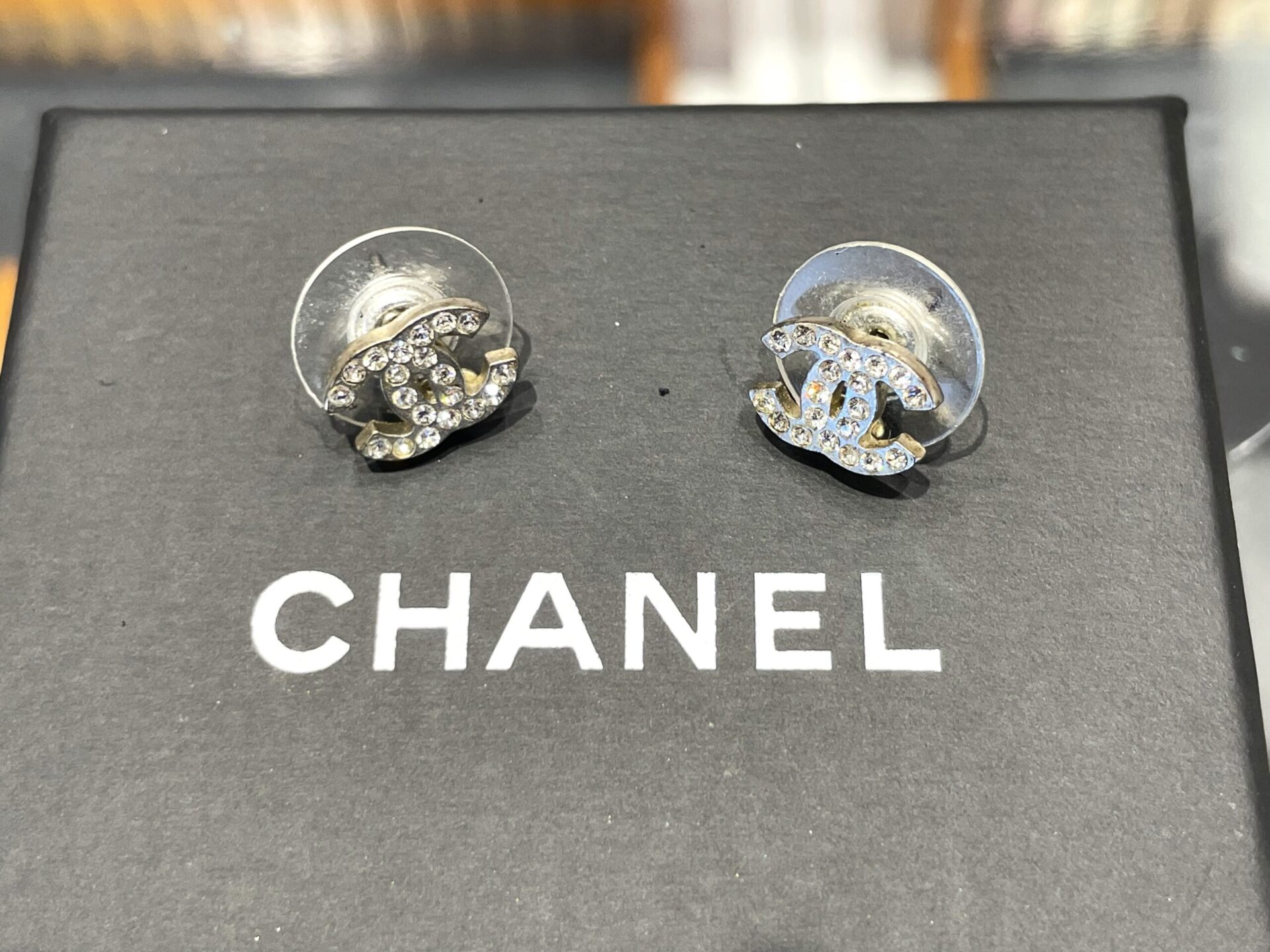 CHANEL クリスタルロゴイヤリング！問い合わせ多いですラストお値下げ！ 小ぶりでさりげなく♪】CHANEL ピアス クリスタル ココマーク
