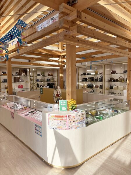 石川県金沢市にあるリサイクルショップの店内