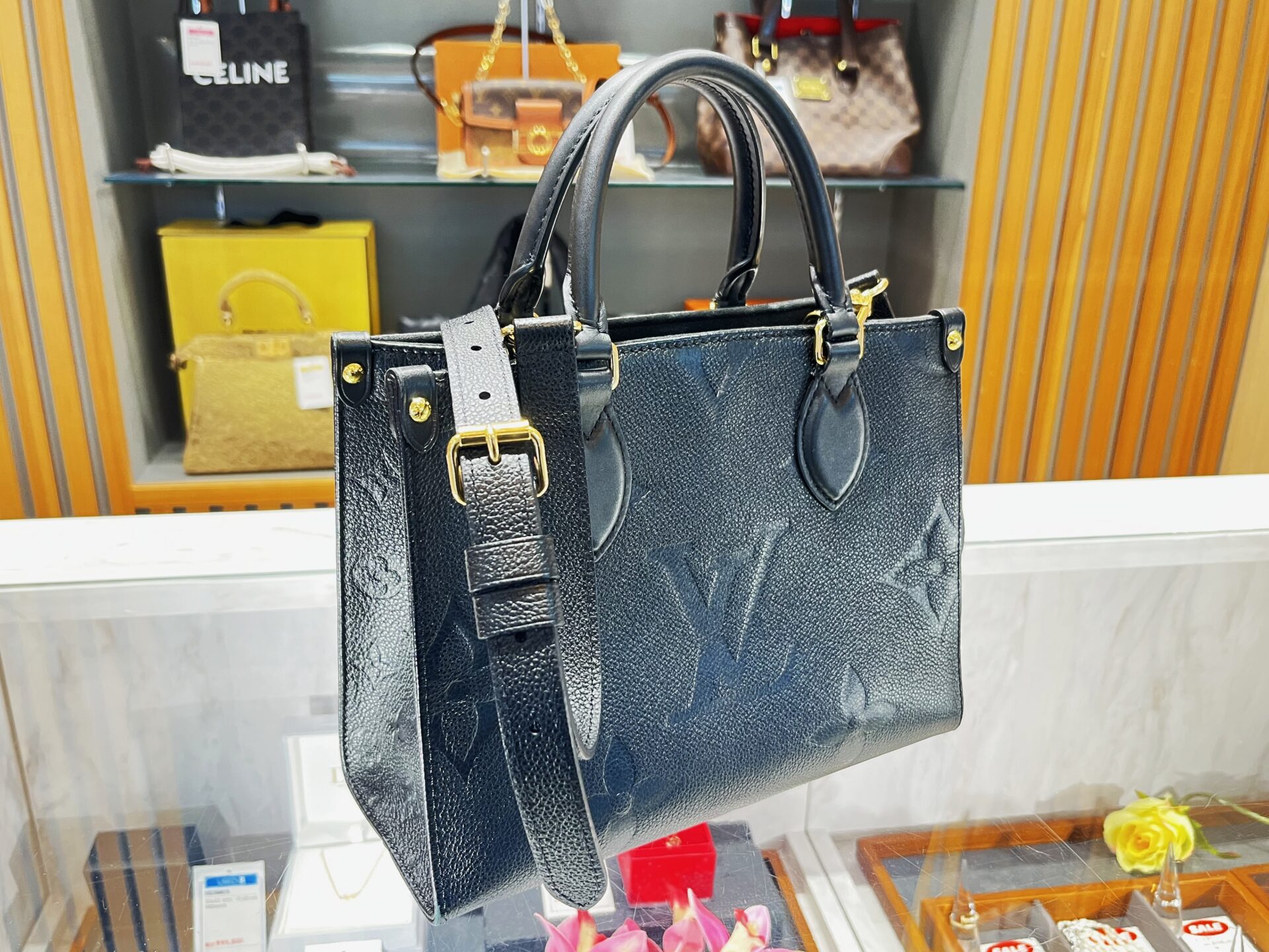 ルイヴィトン　オンザゴーPM黒　超絶未使用品に近い　最終価格です。　早いもの勝ち シンプルで飽きが来ない♪】ルイヴィトン オンザゴー PM (Louis