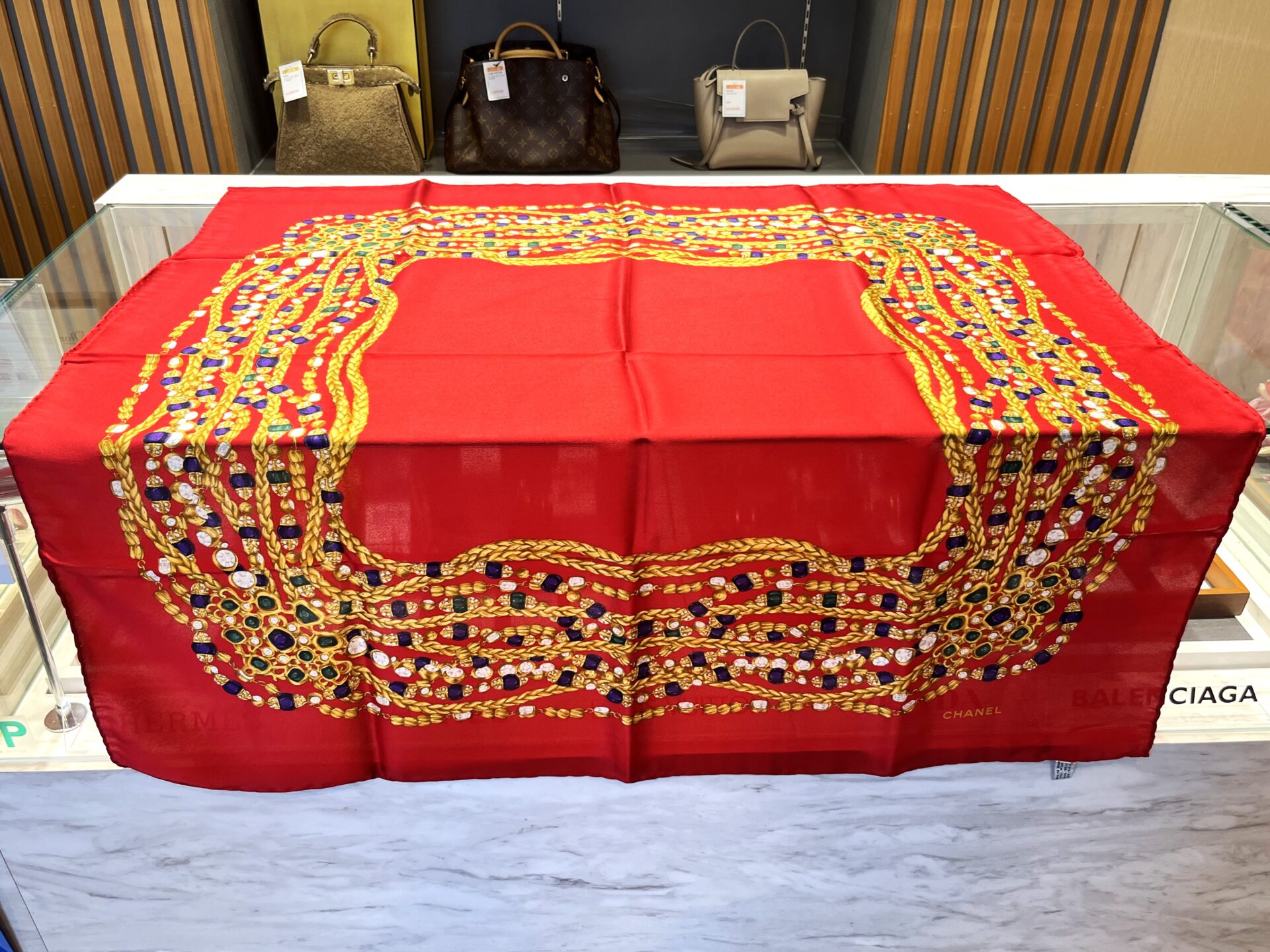 価値を再発見！シャネル【ヴィンテージスカーフ】を高く売るための完全