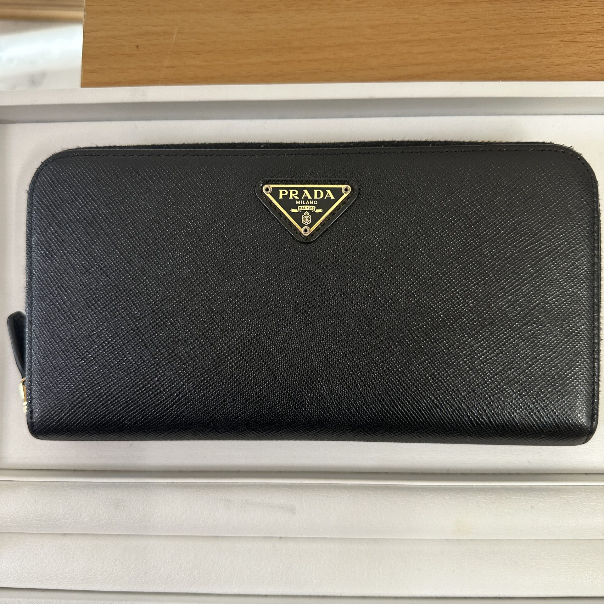 美品PRADA☆鑑定済☆サフィアーノ トライアングル 黒1ML506 プラダ財布 PRADA（プラダ） 長財布 ジップアラウンド財布 サフィアーノ
