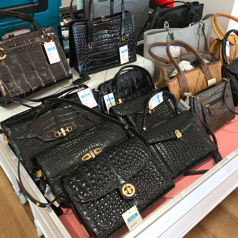 クロコダイル柄バックのワゴンコーナー