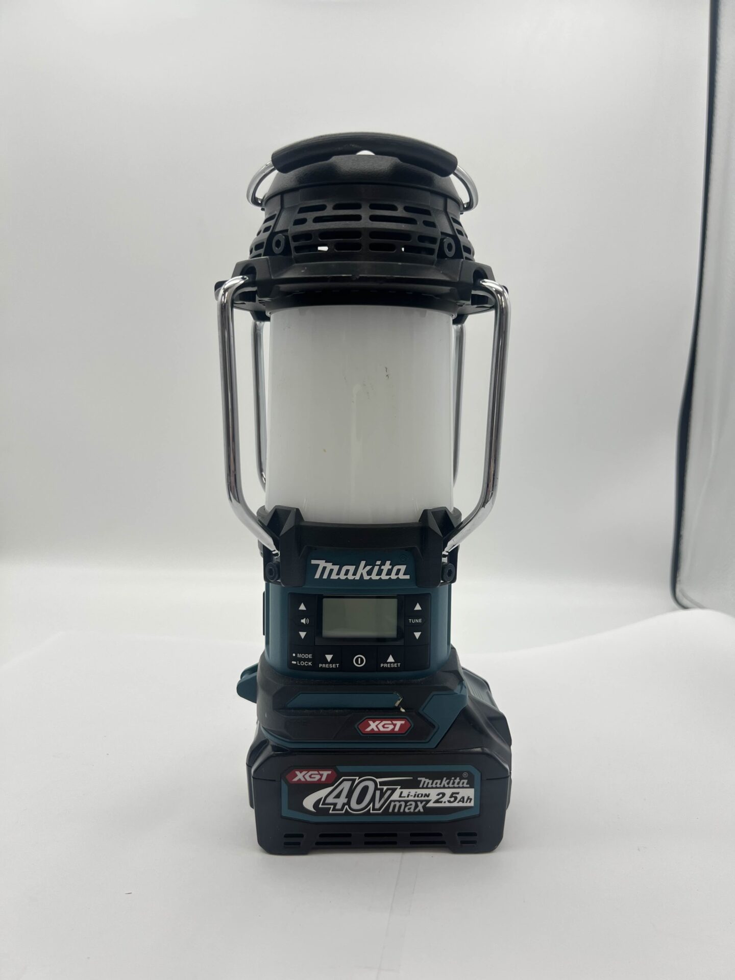 Makita MR008G デジタルランタン付ラジオ　40Vmax マキタ、別売り40Vmaxバッテリーで充電できるLEDランタン付き