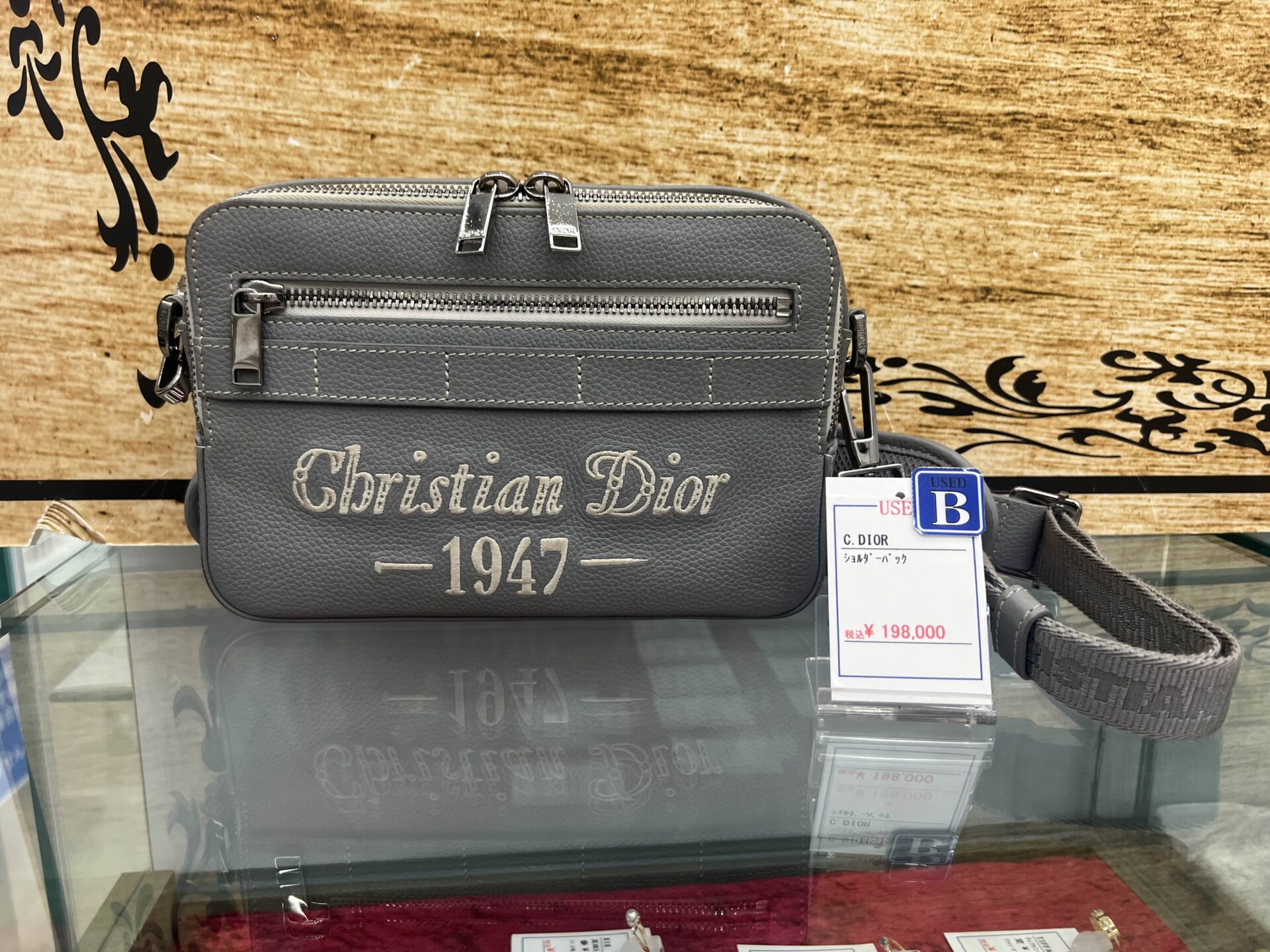 Christian Dior 1947 ショルダーバッグ グレー Christian Dior Grained Calfskin Mens Signature 1947 Saddle Bag