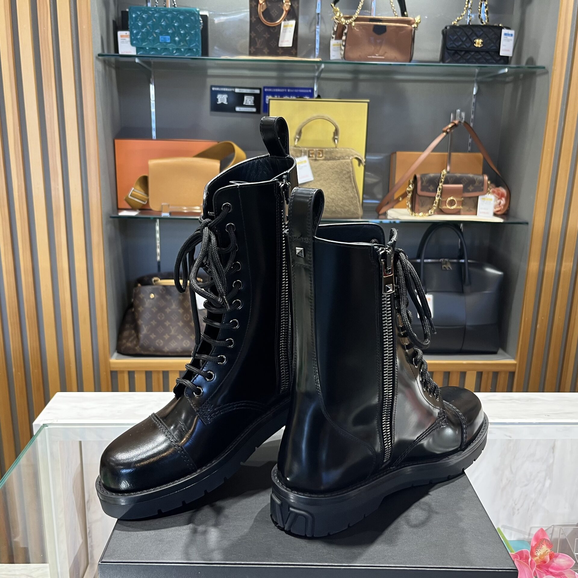 ヴァレンティノ・ガラヴァーニ 買取】モードな足元！コンバットブーツ