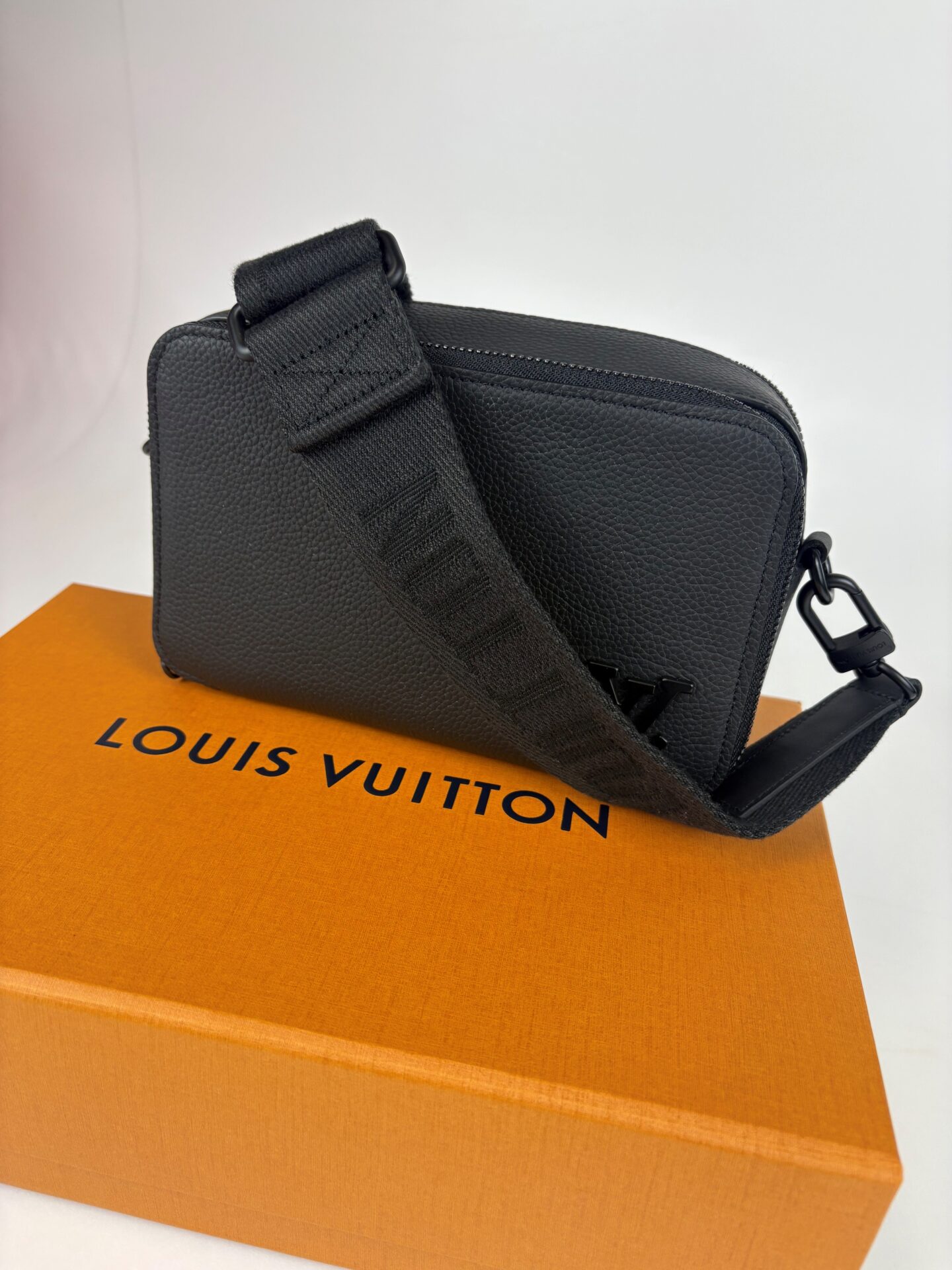 ルイ・ヴィトン LOUIS VUITTON アルファ ウェアラブル ウォレット】を