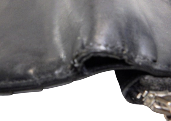 クロムハーツのスクエアジップビルの写真