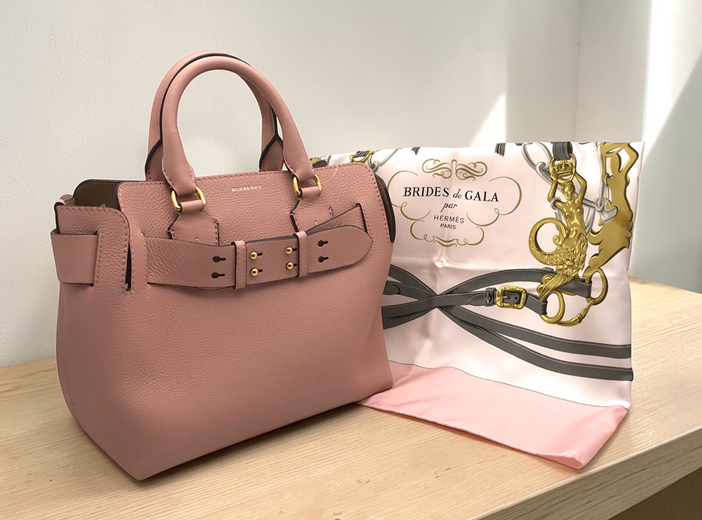 バーバリーのバッグとエルメスのスカーフ