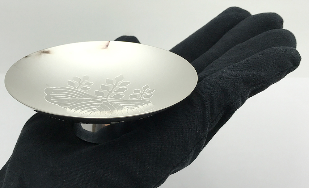 手のひらより大きい銀杯