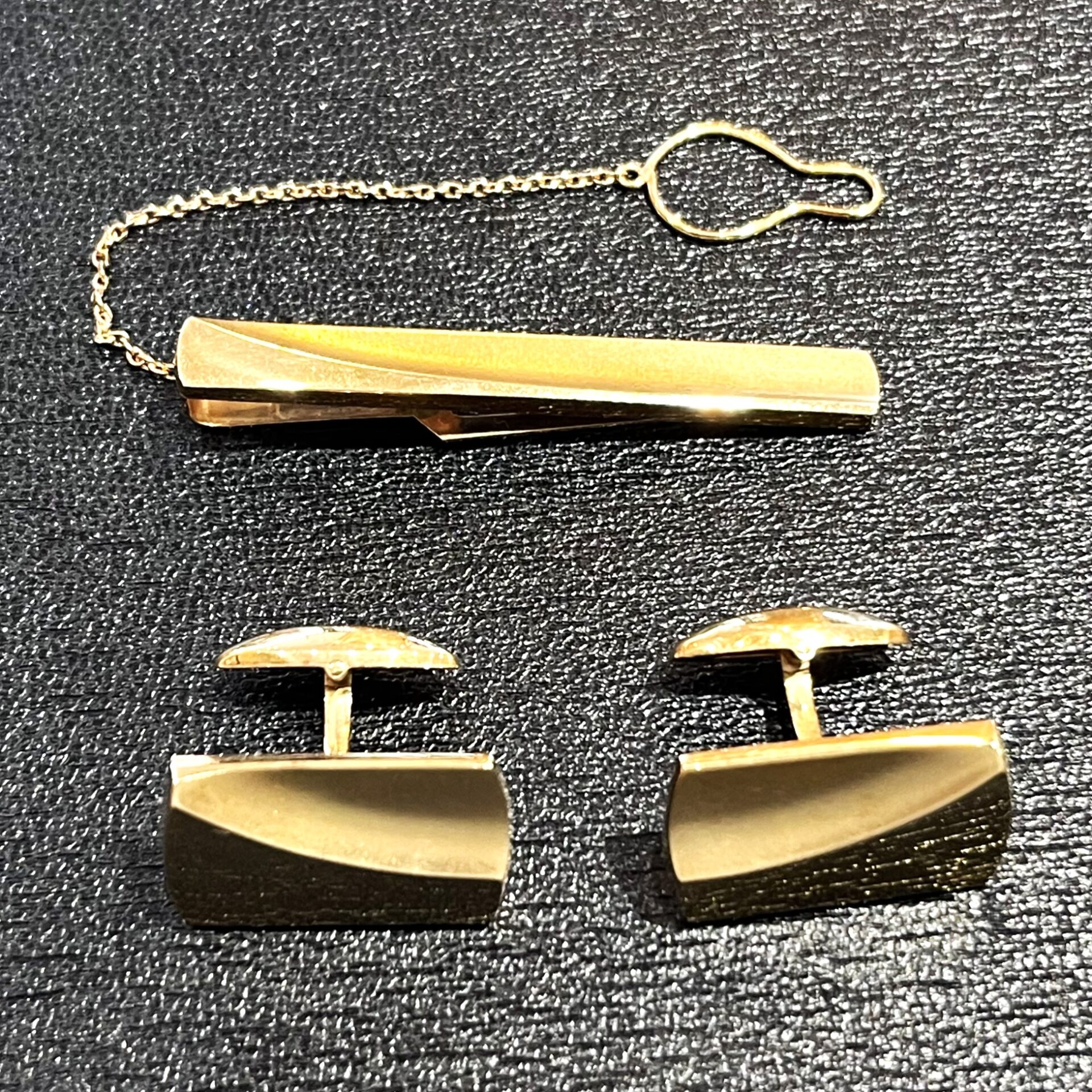 金製品 買取】K18ネクタイピン・カフスセットを高価買取！中東情勢