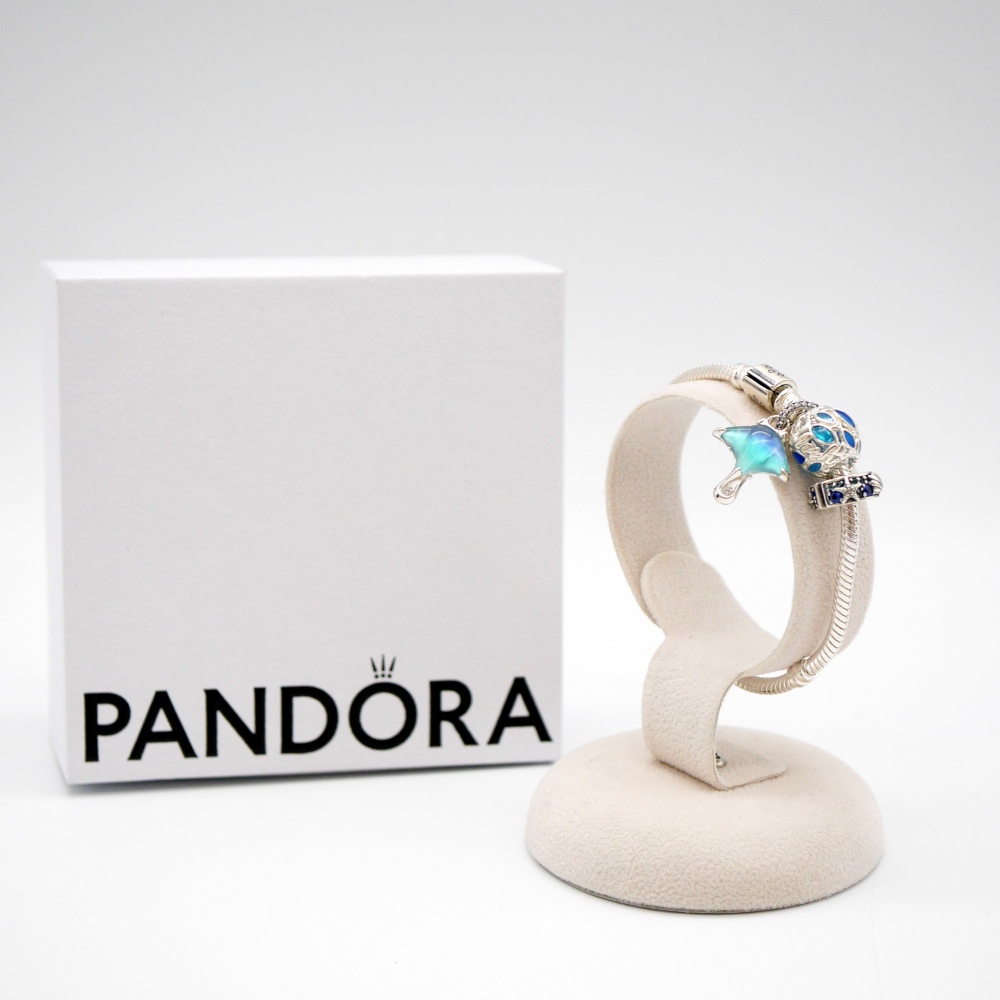 PANDORA ブレスレット チャーム付き(エイモチーフ / ブルー系)