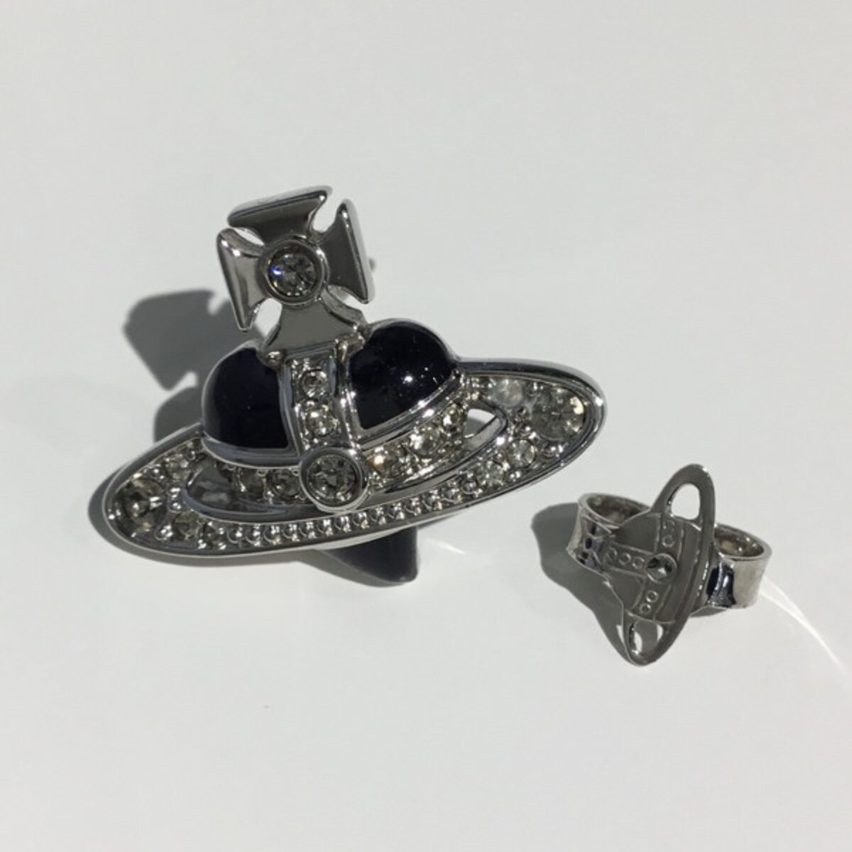 ヴィヴィアン ピアス