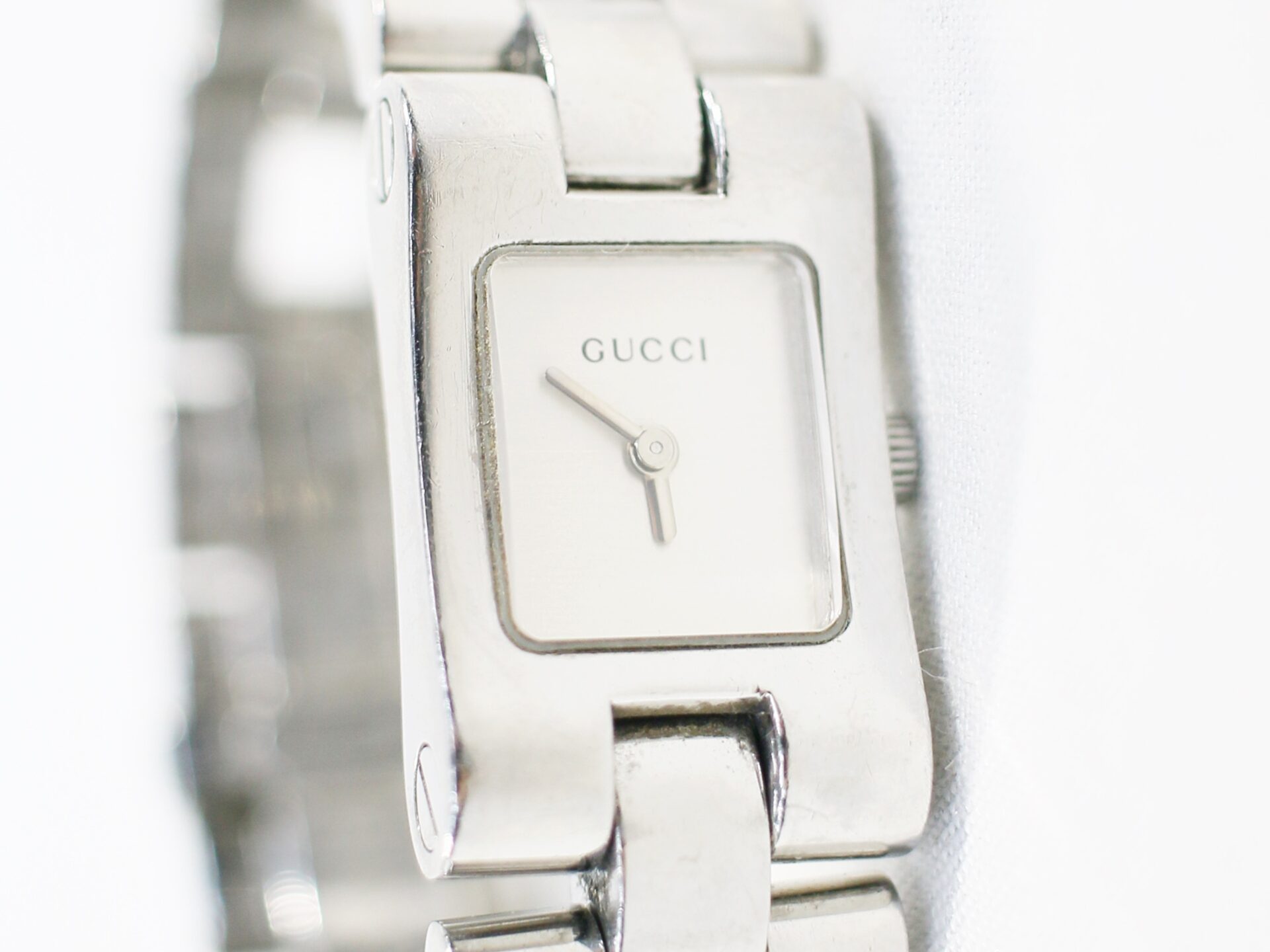 中古品 GUCCI 腕時計 2305L スクエア シルバー文字盤 シルバー金具 2針