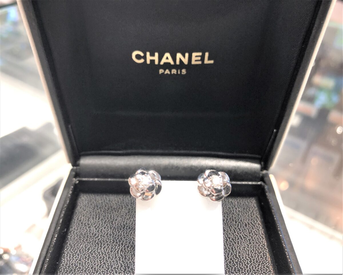 シャネル【CHANEL】18金ホワイトゴールド カメリア １Pダイヤ ピアス ...