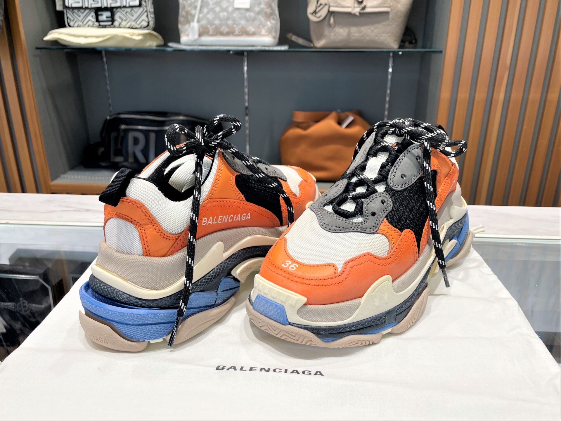 バレンシアガ【BALENCIAGA】トリプルエス レースアップ スニーカーを