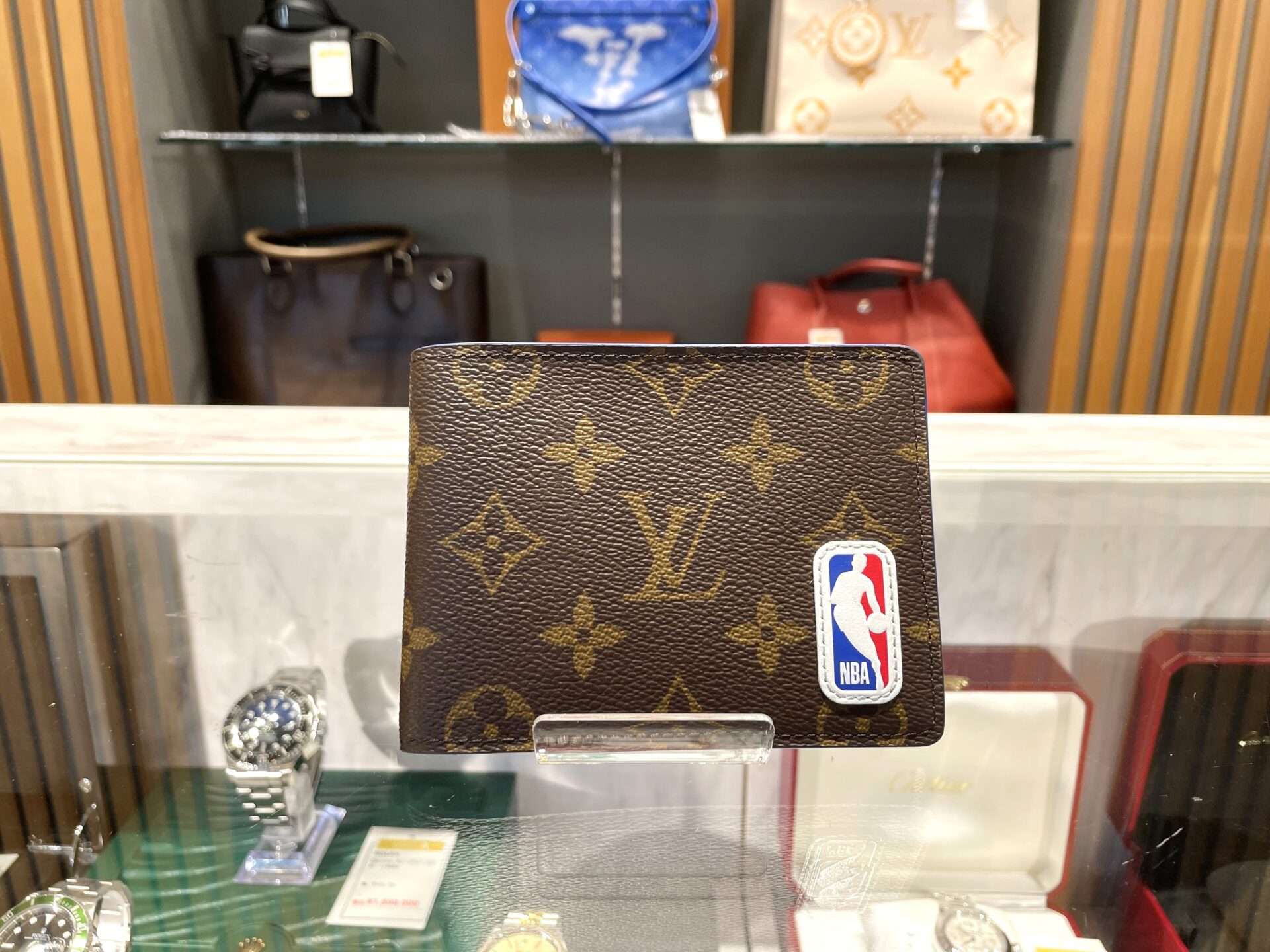 ルイヴィトン【LOUIS VITTON】NBA コラボ カプセルコレクション ポルトフォイユ・ミュルティプル 二つ折り財布を名古屋市東区のお客様より買取ました♪  | 買取実績 | 質屋かんてい局 名古屋西店 | 質屋かんてい局