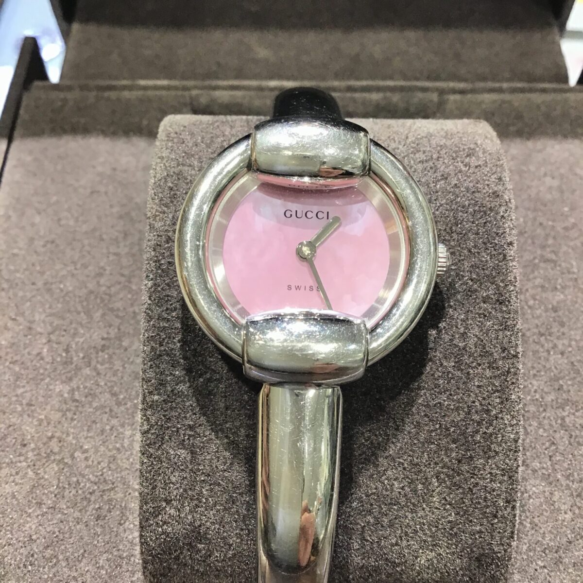 GICCI（グッチ） 1400L ピンクシェル文字盤 レディース腕時計】の買取