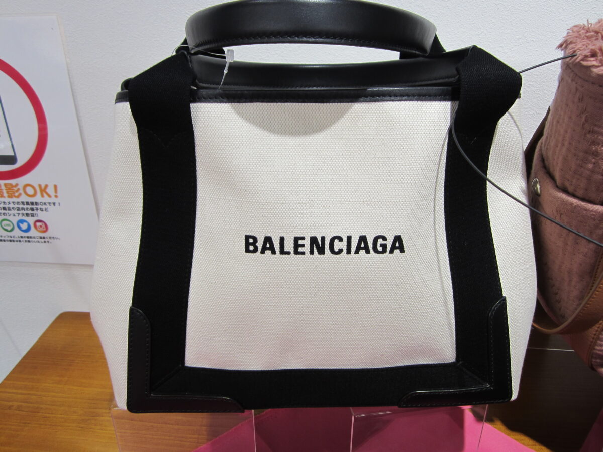 BALENCIAGAネイビーカバスS