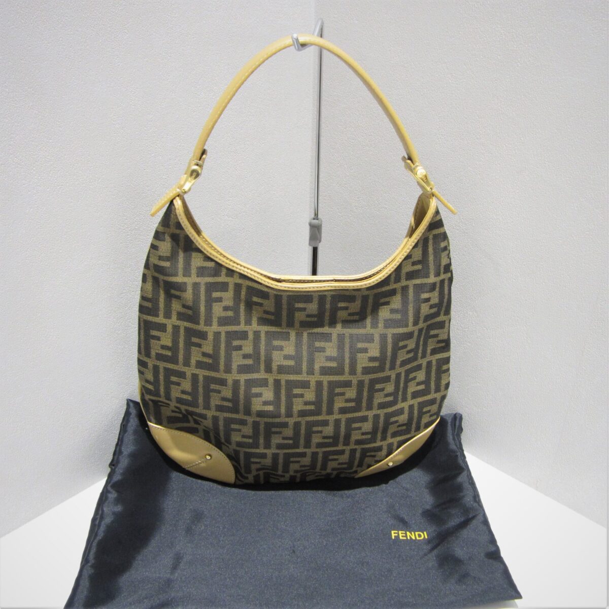 FENDI フェンディ ﾜﾝｼｮﾙﾀﾞｰﾊﾞｯｸﾞ210807